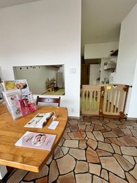 受付・入口スペース。ベビーゲートを設置しており、小さなお子さま連れでも過ごしやすい空間です。 -     mamapal（ママパル）     mamapal｜子連れ歓迎レンタルスペースの室内の写真