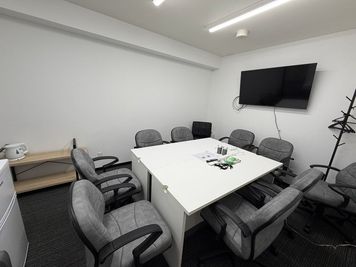 定員10名 大型モニターに専用手洗 会議に最適 完全個室で個別空調 充電器・冷蔵庫・ソファーつき 貸会議室A - PSJ赤坂店