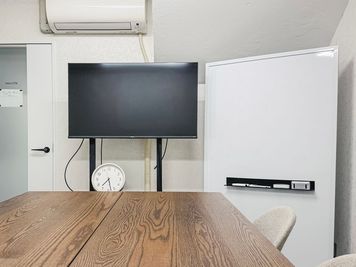 ホワイトボード、モニター完備 - クリエイティブガレージ星が丘 6名会議室の設備の写真