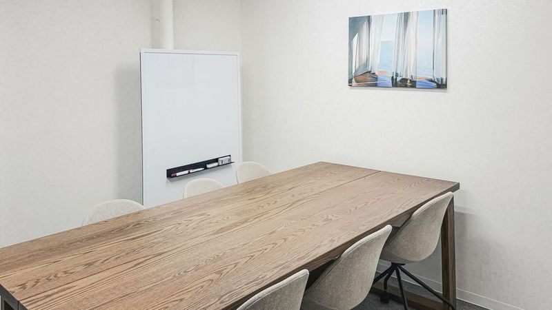 打ち合わせがしやすい6人掛けの長机 - クリエイティブガレージ星が丘 6名会議室の室内の写真