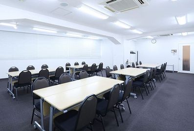 島型　30名着席（6名×5島） - 貸し会議室　アットビジネスセンター渋谷東口駅前 404号室の室内の写真