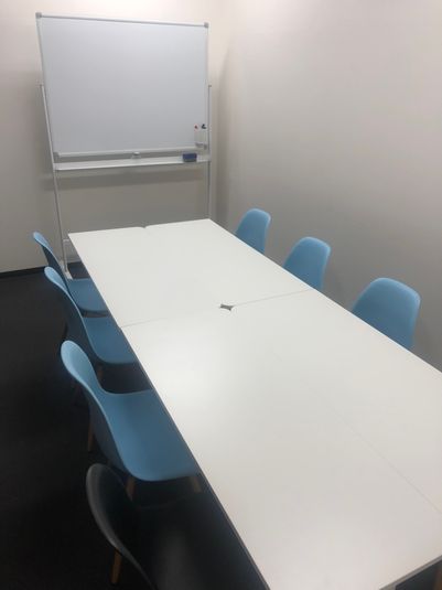 B13（定員8名）会議室 - ベイシズ福岡・博多駅前貸会議室