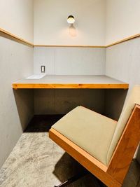 奥行きのある机に、しっかりとした座り心地の良い椅子を完備！ - セルフカフェT-FACE豊田店（Ｙシェア） 豊田市駅1分｜上部開放の1名半個室ブース2の室内の写真