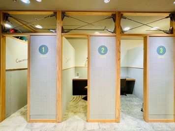 店内の「2」と番号表示された1名半個室ブースをご利用ください。ブース1・3には入室しないでください。 - セルフカフェT-FACE豊田店（Ｙシェア） 豊田市駅1分｜上部開放の1名半個室ブース2の入口の写真
