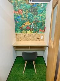 1名半個室ブース1。壁は天井まで届かない上部開放型です。 - セルフカフェ盛岡大通店 盛岡大通｜1名半個室ブース2の室内の写真