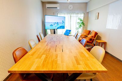 大型モニターを完備した木目調の会議テーブル - 千種レンタル会議室・テラスの室内の写真