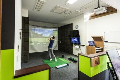 ブラインドを閉めることで、半個室空間で人目を気にせずにご利用いただけます。 - ザ 六本木 東京プラザ ゴルフテック六本木スタジオの室内の写真