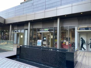 店舗入り口は、階段（又はエスカレーター）を上がった２階になります。 - ザ 六本木 東京プラザ ゴルフテック六本木スタジオの入口の写真