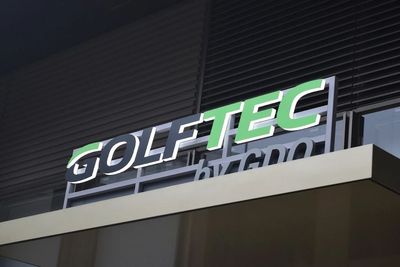 「GOLFTEC by GDO」のロゴが目印です。 - ザ 六本木 東京プラザ ゴルフテック六本木スタジオの外観の写真