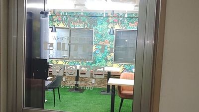 セルフカフェ千歳烏山店の入口です。店舗はビル3階にあります。 - セルフカフェ千歳烏山店 1名用半個室の入口の写真