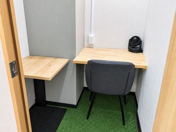 扉を閉めて集中できる1名用半個室です。上部は開放されています。 - セルフカフェ千歳烏山店 1名用半個室の室内の写真