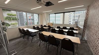 【新宿三丁目3分／新宿6分】スクール形式18席｜男女別トイレ｜プロジェクター無料 - TIME SHARING新宿