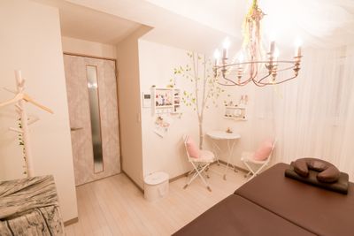 暖かな白熱灯の灯りで室内全体が包まれます。 - コットンハウス大宮レンタルサロン ルピア大宮 レンタルサロンの室内の写真