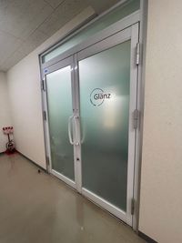沼津産業ビル6階、Glänzのロゴがある扉が入口です。 - Dance Lab. Glänz Dance Lab. Glänz ダンススタジオの入口の写真