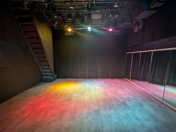 東京アポロシアター 劇場型舞台深夜仕込みレンタルの室内の写真