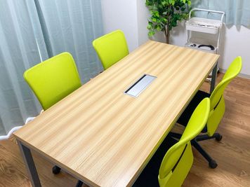 会議、打ち合わせ、交流会、ボードゲームなど幅広い用途にご利用いただけます。 - StarPathSpace船橋｜駅徒歩5分・綺麗な多用途室 StarPath Space 船橋駅北口徒歩5分・綺麗な多用途室の室内の写真