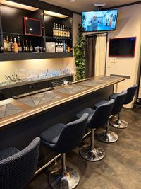 🎤 JOYSOUNDカラオケ無料！仲間だけで気兼ねなく楽しめます - 貸切BAR はなれ｜栄・女子大 栄駅徒歩6分｜貸切BAR🍸カラオケ無料🎤飲食持込OKの室内の写真