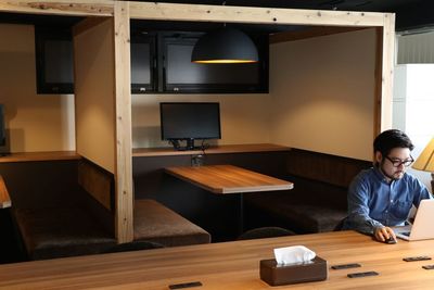【4名BOX席B】新橋駅徒歩1分🌸フリードリンク🍹モニター/Wi-Fi/充電器/テレワークやWeb会議に最適 - BasisPoint 新橋銀座口店