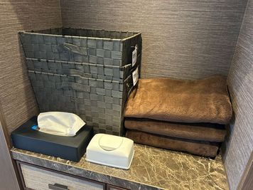 まとめて設置していますのでご自由にご利用ください - BasisPoint 名古屋店 名古屋エリア4名向けBOX席B (半個室席)の設備の写真