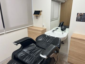 椅子を回転するとバックシャンプーも可能！！ - セジュール金山 【特別開放！第３ルーム】ご要望いただき火曜日・水曜日のみ特別開放の室内の写真