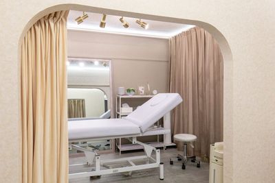 アーチの奥は、カーテンで仕切れる完全個室スペース - レンタルサロンeku　東梅田店 Re:room 東梅田｜完全個室レンタルスペースの室内の写真