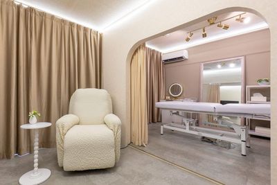 東梅田の完全個室｜最大6名・Wi-Fi完備｜会議・作業・打ち合わせに - レンタルサロンeku　東梅田店