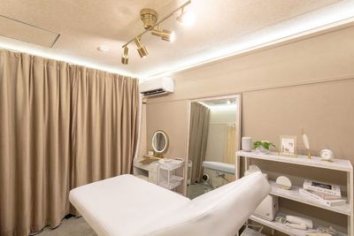 電動ベッド・ドレッサー・姿見を備えた奥のお部屋 - レンタルサロンeku　東梅田店 Re:room 東梅田｜完全個室レンタルスペースの室内の写真