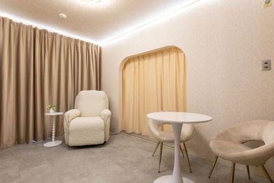 ゆったり過ごせるリクライニングチェア - レンタルサロンeku　東梅田店 Re:room 東梅田｜完全個室レンタルスペースの室内の写真