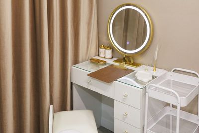 LEDミラー付きのドレッサー。身支度もこちらで - レンタルサロンeku　東梅田店 Re:room 東梅田｜完全個室レンタルスペースの室内の写真