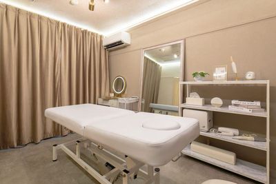 ベッドまわりの備品棚（ティッシュ・タオルなど） - レンタルサロンeku　東梅田店 Re:room 東梅田｜完全個室レンタルスペースの室内の写真