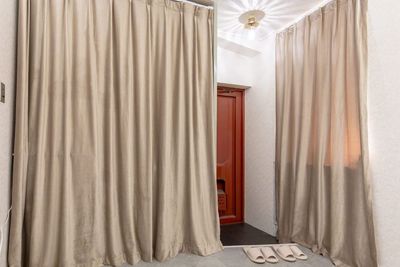 玄関。スリッパに履き替えてご入室いただけます - レンタルサロンeku　東梅田店 Re:room 東梅田｜完全個室レンタルスペースの入口の写真