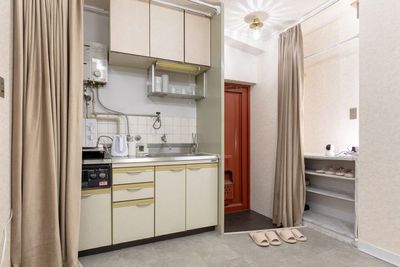 給湯スペース。シンクと電気ケトルを備えています - レンタルサロンeku　東梅田店 Re:room 東梅田｜完全個室レンタルスペースの設備の写真