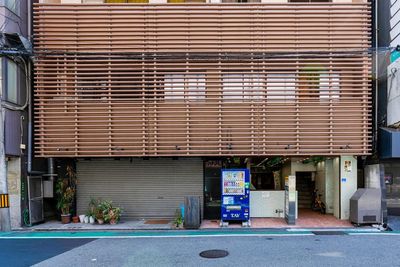 ビル外観。木のルーバーが目印の建物です - レンタルサロンeku　東梅田店 Re:room 東梅田｜完全個室レンタルスペースの外観の写真