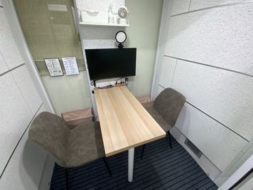【高田馬場 by I・SPACE】2名でご利用できるモニターあり防音個室 No.9 - 高田馬場 by I・SPACE