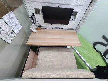 高田馬場駅徒歩1分|鍵付き防音個室でWeb会議・スピーカー利用OK。仕事や勉強に集中でき、長時間利用にも快適なプライベート空間 - 高田馬場 by I・SPACE