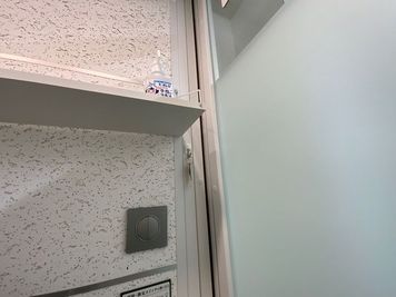 カギは照明スイッチの横にあります。 - 高田馬場 by I・SPACE SタイプNo.05｜防音個室・スピーカーOK｜byアイスペースの室内の写真