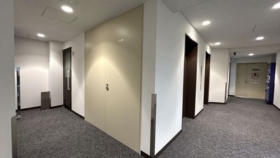 【男性トイレはエレベーター横にございます】 - TIME SHARING 虎ノ門PFビル B1Fの設備の写真
