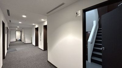 【B1階共用部・B1階に降りたら、エレベーターを背に右奥が当会議室です】 - TIME SHARING 虎ノ門PFビル B1Fのその他の写真