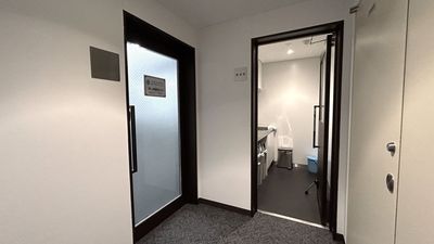 【会議室入り口】

 - TIME SHARING 虎ノ門PFビル B1Fの入口の写真
