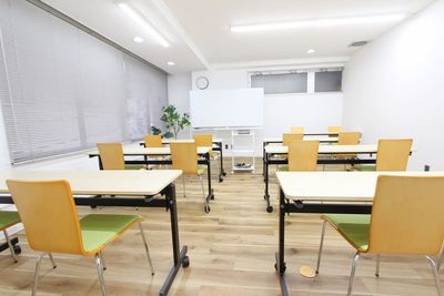NEW OPEN割引✨【新富町1分】銀座も徒歩圏!ナチュラルで清潔感のある会議室(定員20名/14名着席) - 貸し会議室 HATTEN 東銀座