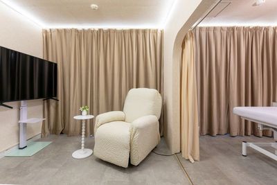 モニター完備 - レンタルサロンeku　東梅田店 Re:room 東梅田｜完全個室レンタルスペースの室内の写真
