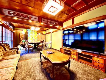 和モダン風古民家 宇佐美駅徒歩2分・駐車場1台あり・和モダン・大画面ディスプレイの室内の写真