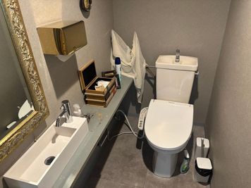 アノサキコノサキ パーティーカフェスペースの室内の写真