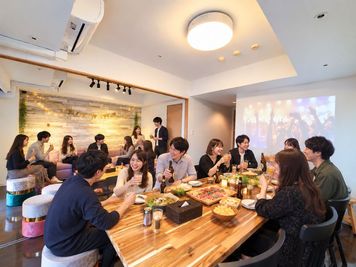 二つの部屋を繋げた空間ですので、多人数でも広々ご活用いただけます。 - スクエア渋谷 レンタルスペース渋谷道玄坂12F part2の室内の写真