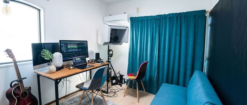 レコーディングブース、モニタ、オーディオインタフェース、コンデンサマイク、デスク、チェア、ソファ、照明、その他レコーディング機材 - ひとりRecスタジオ ひとりRecスタジオ１（高殿）の室内の写真