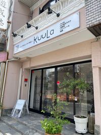 大きいガラスドアが印象的♪ - 美容レンタルスペースKUULa 美容サロンレンタルスペースKUULaの外観の写真