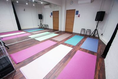 ヨガマット利用イメージ(7枚) - Studio Unius（スタジオユニアス）渋谷店 C206スタジオの室内の写真