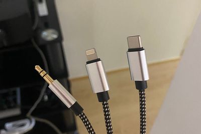 USB-C・Lightning・3.5mmのケーブルとHDMI変換アダプタを常設しています。 - スタジオイチコロ メインスタジオ｜60㎡・幅7.2mの鏡のダンススタジオの設備の写真