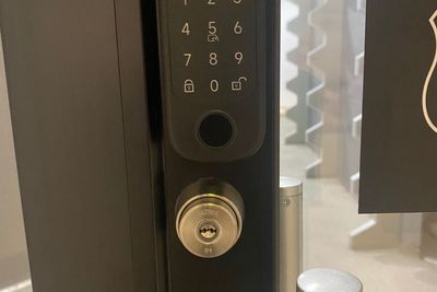 スマートロックです。暗証番号はご予約後にお知らせします。 - スタジオイチコロ メインスタジオ｜60㎡・幅7.2mの鏡のダンススタジオの室内の写真