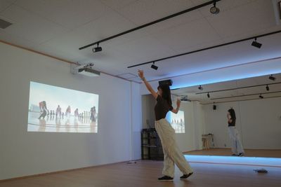 振り付けの動画を壁に大きく映して確認できます。 - スタジオイチコロ メインスタジオ｜60㎡・幅7.2mの鏡のダンススタジオの設備の写真